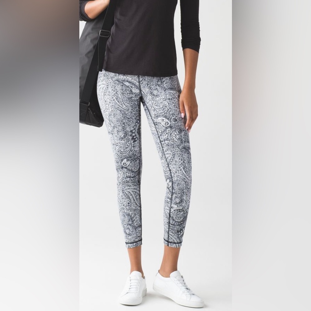 Lululemon High Times Pant in Antique Paisley Size 4 excellent condition